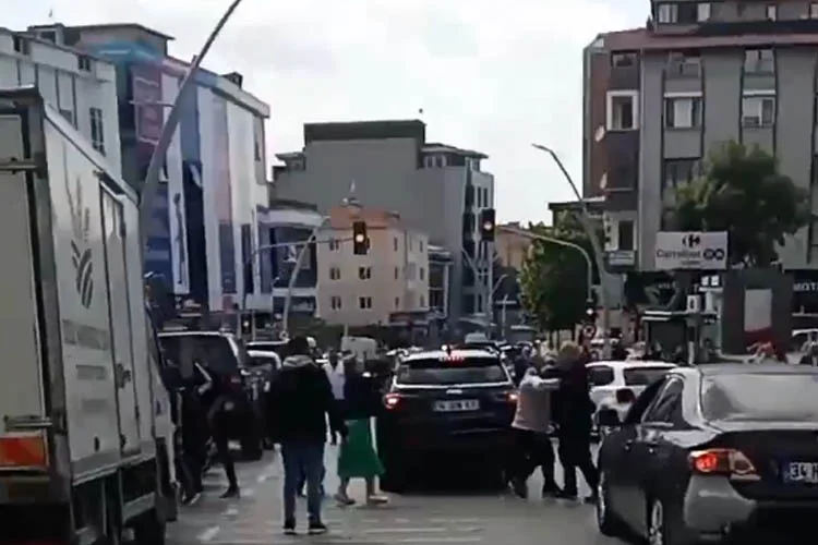 Beykoz Kavacık'ta bir ticari taksi ile otomobilin maddi hasarlı kazası