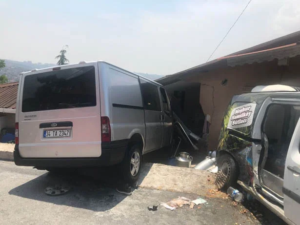 Beykoz'da yokuş aşağı kayan araba bir kişiyi ezdi 1 beykozkaz 06hryrnKhy