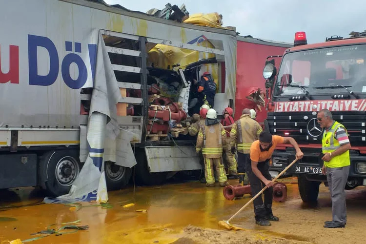 Kuzey Marmara Otoyolu Beykoz Riva kavşağında iki TIR'ın çarpışması üzerine