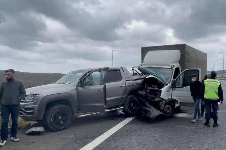 Beykoz Riva’da kamyonetle kamyonun çarpışmasıyla meydana gelen trafik kazasında 2