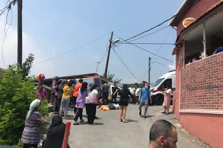 Beykoz Gümüşsuyu Mahallesi'nde arabasını çalıştırmaya çalışan bir kişi yokuş aşağı