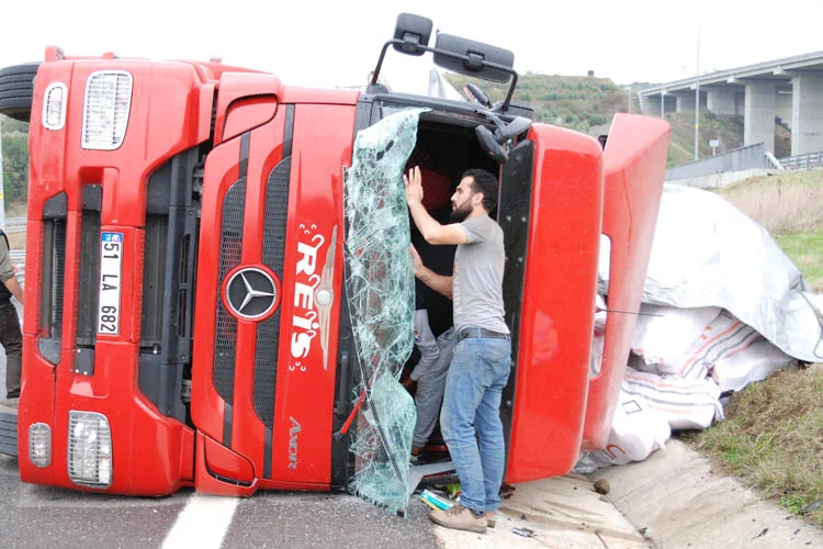 Kuzey Marmara Otoyolu Beykoz Riva sapağında sağanak nedeniyle tır devrildi.