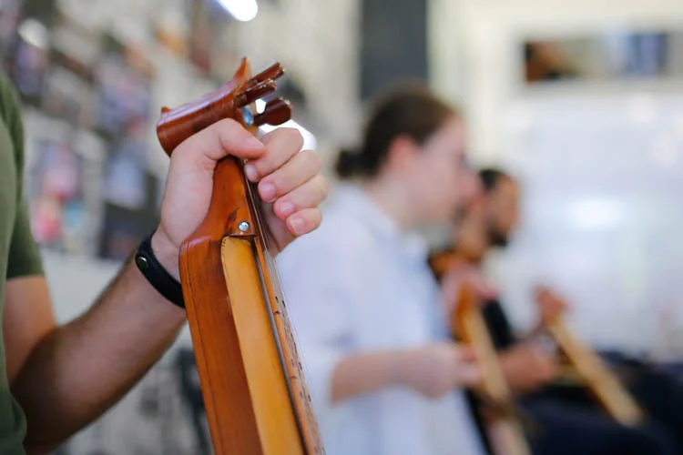 Kendi imkanlarıyla kemençe çalmayı öğrenen Semih Aytaç, Beykoz'daki 15 metrekarelik