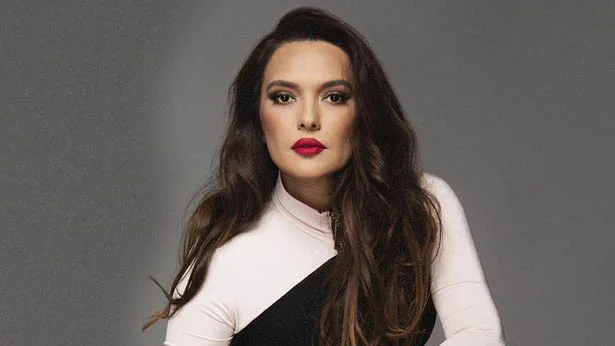 Şarkıcı Demet Akalın, koronavirüs tedbirlerine aldırış etmeden Beykoz Konaklarında her