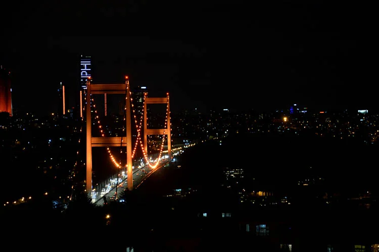Beykoz'un simge yapıları haline gelen boğaz köprüleri kadına şiddeti dikkati