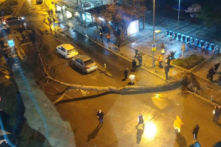 Sabahın erken saatlerinde etkili olmaya başlayan sağanak yağmur ve fırtına