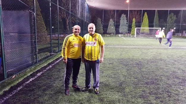 Beykoz Kaymakamı Ahmet Katırcı, sırtına sarı-siyahlı Beykozspor formasını geçirip sahaya