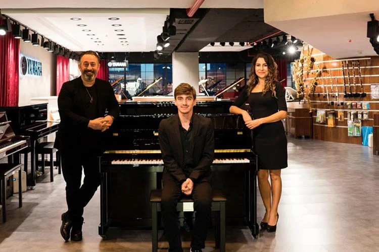 Beykoz'un Otizmli piyanisti Yunus Yazar'a, ünlü komedyen Cem Yılmaz'ın desteğiyle