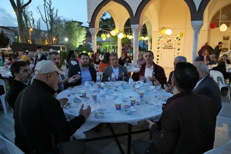 Beykoz Müftülüğü'nün organizasyonuyla 500 çocuk aynı iftar sofrasını paylaşarak Ramazan