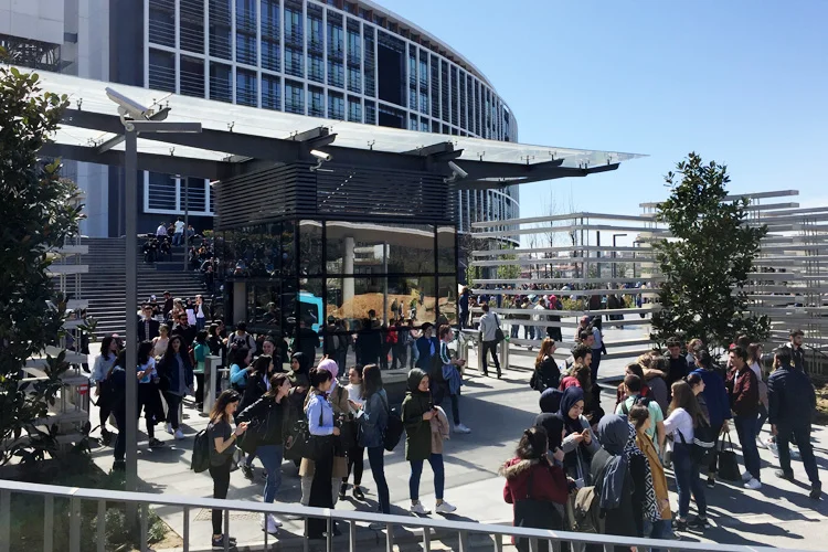 Medipol Üniversitesi Kavacık Güney Kampüsü’nde temizlik odasında yaşanan parlama nedeniyle