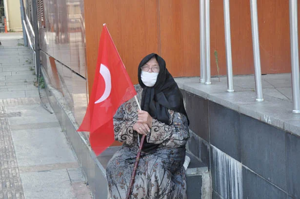 Pandemi tedbirleri nedeniyle Beykoz Belediyesinin önünde Zafer bayramı nedeniyle düzenlenen