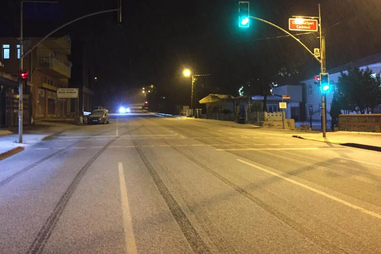 Beykoz'un yüksek kesimlerine mevsimin ilk karı düştü.