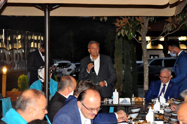 Muhtarlar Günü nedeniyle Beykoz Kemankeş Restoran'da buluşan Belediye Başkanı Aydın,