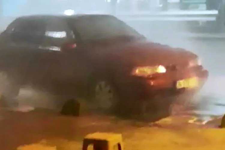 Beykoz Ortaçeşme Mahallesinde dün akşam 21.30 sıralarında bir otomobil elektrik