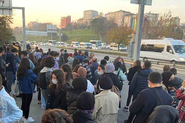 Çok sayıda üniversite öğrencisinin bulunduğu Beykoz'da okul çıkış saatindeki kalabalık
