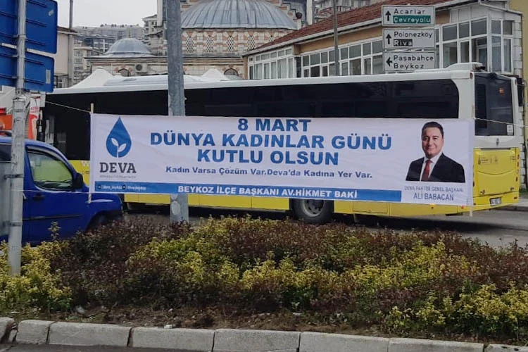 Dünya Kadınlar Günü tebriği için çeşitli yerlere pankart asan DEVA