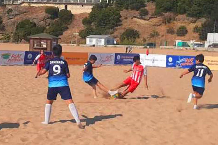 Çeşitli branşlarda düzenlenen Su Sporları Festivali kapsamında Riva Plajında devam