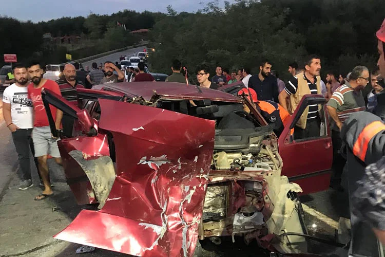 Beykoz Riva yolunda üç aracın karıştığı trafik kazasında üç kişi