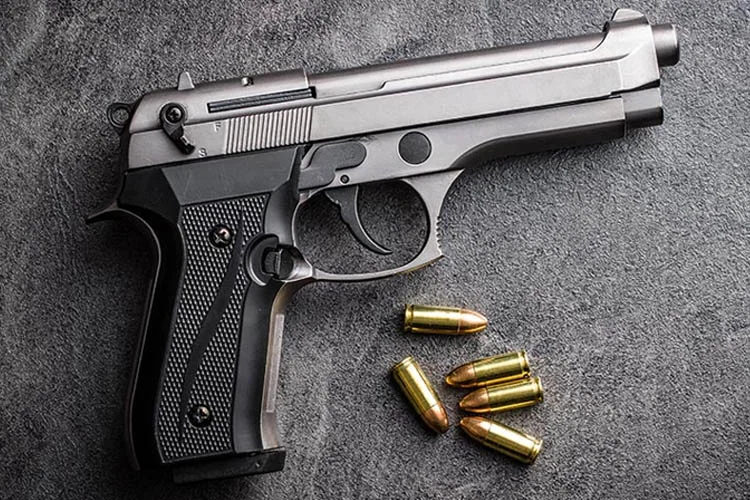 Beyoğlu'ndaki uygulama sırasında durdurulan bir araçta bulunan ruhsatsız silahın sahibinin