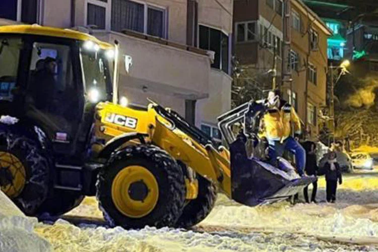 Beykoz'da etkili olan Aybar kar fırtınası nedeniyle ara sokaklarda oluşan