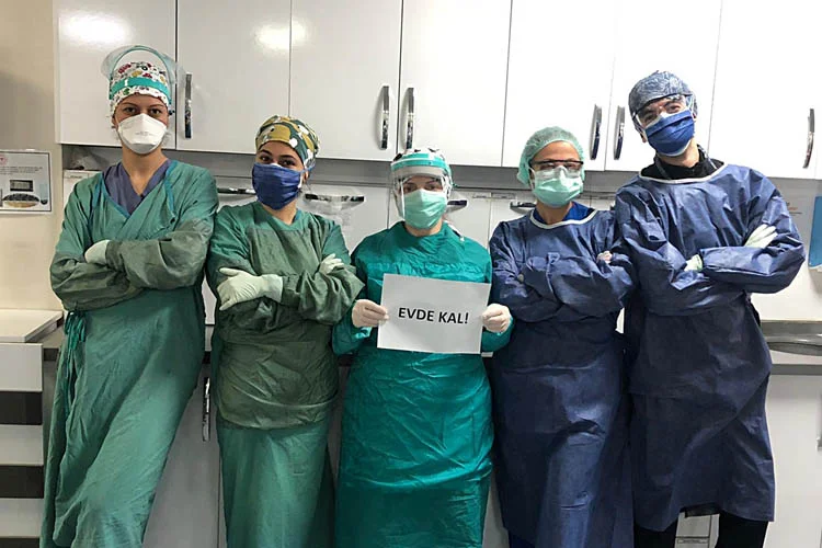 Beykoz Devlet Hastanesi sağlık görevlileri Harun Kolçak’ın ‘Yanımda Kal’ şarkısını