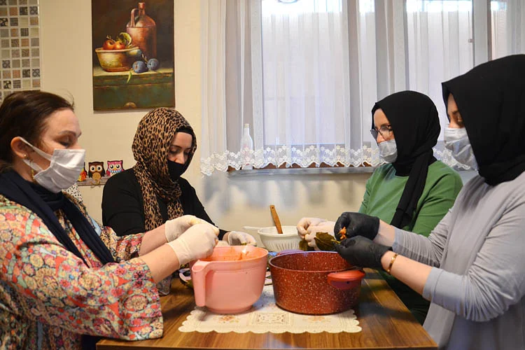 AK Parti Beykoz İlçe Kadın Kolları üyeleri, evlerinde hazırladıkları yemekleri