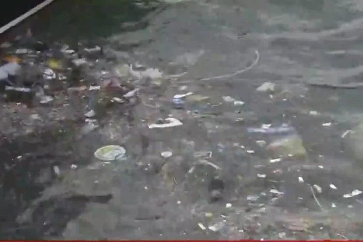 Beykoz Sahili’nde son günlerde vatandaşların çokça şikayet ettiği pis görüntü