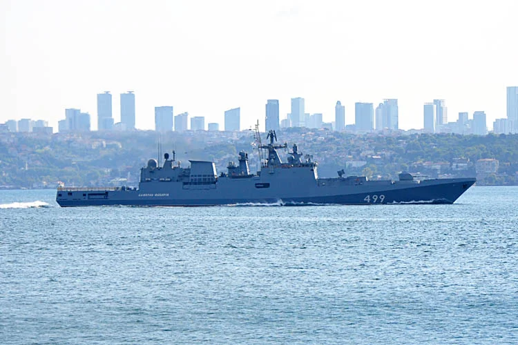 Rus donanmasına ait ‘Admiral Makarov’ isimli savaş gemisi Beykoz açıklarında