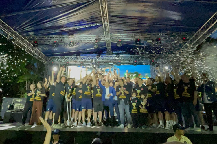 Türkiye Kupası şampiyonu Beykoz Hentbol Takımı Kupayı sahilde düzenlenen etkinlikle