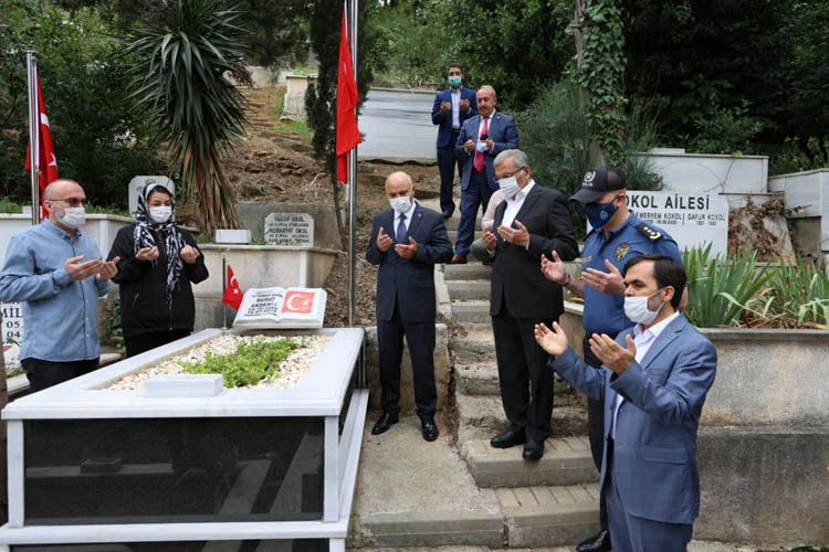 Darbe girişiminin yıl dönümünde Beykoz'da şehit olan kişilerin kabirleri ziyaretçi