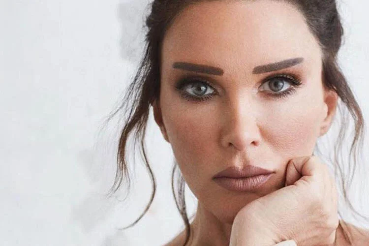 Sanatçı Seren Serengil için yanında yardımcı olarak çalışan Gulnoza Mamatova'yı