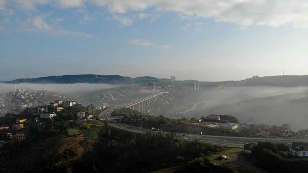İstanbul Boğazı'nda özellikle Beykoz çevresinde oluşan yoğun sis nedeniyle transit
