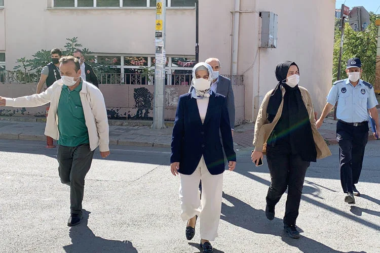 Kovid-19 denetimleri kapsamında Soğuksu Mahallesinde denetimlerde bulunan Beykoz Kaymakamı, vatandaşların