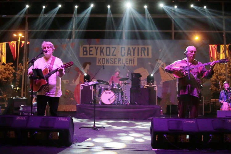İBB'nin Sokakta Sanat Var sloganıyla çeşitli yerlerde düzenlediği sokak konserlerinde