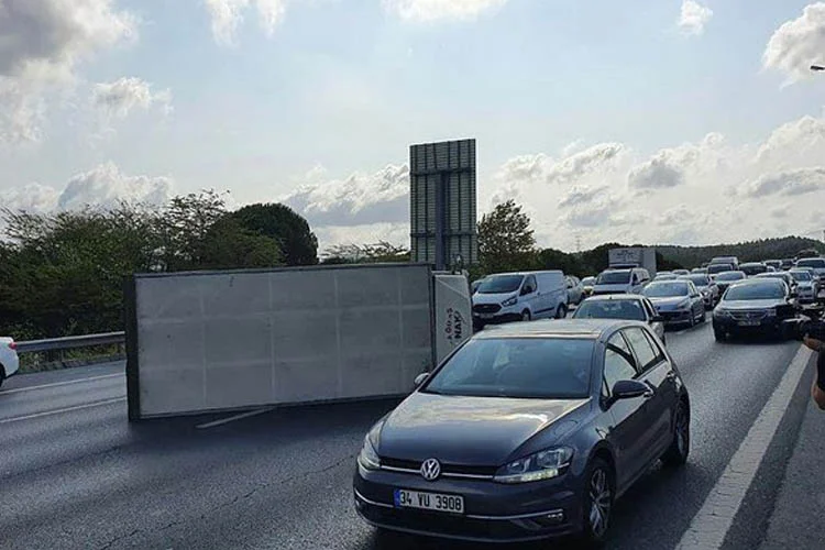 Sabah saatlerinde Beykoz TEM Otoyolu Kavacık Mevkisinde sürücünün hakimiyetini kaybetmesinin