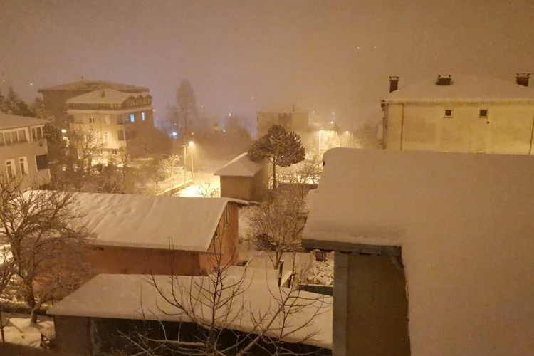 Yetkililerin uyarısını günler öncesinden yaptığı kar yağışı Beykoz’da da hayatı