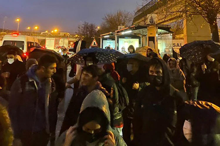 Beykoz'da sağanak trafikle birleşince otobüs gelmedi 1 beykoztrafdb2 GUKvwQvHNa