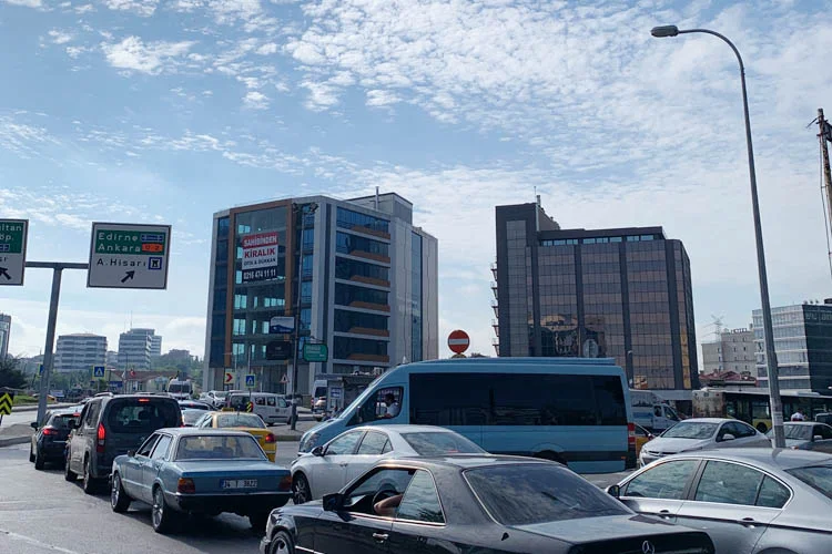 Haftanın ilk iş gününde Fatih Sultan Mehmet Köprüsünün bir ucunda