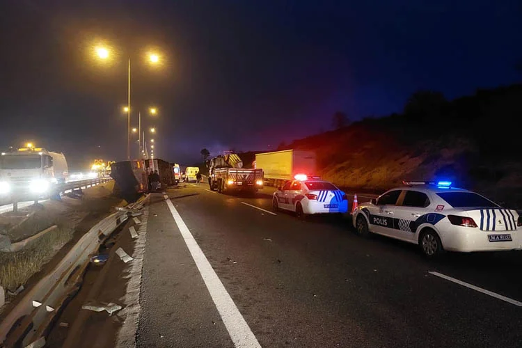 Beykoz'da yem yüklü TIR devrildi 1 kişi öldü 1 beykoztrdb2 GElaTzCaRf
