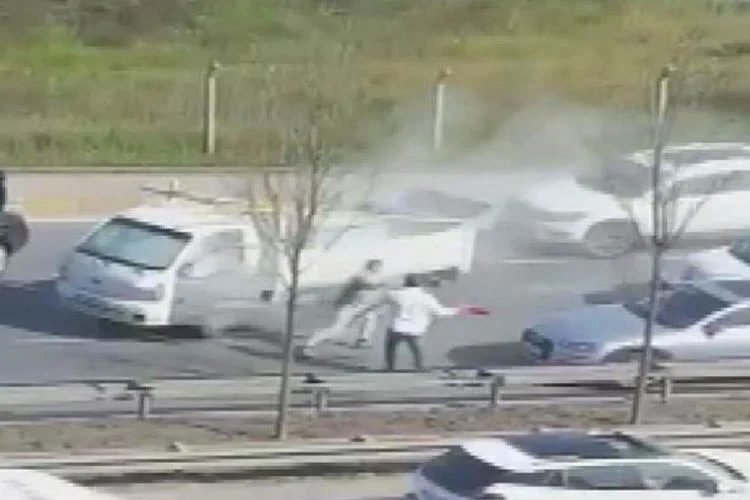 Beykoz Kavacık'ta yol verme nedeniyle çıkan tartışmada bir sürücü aracındaki