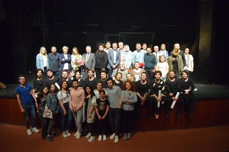 Beykoz Üniversitesi öğrencileri Tiyatro Kulübü Öğrencileri "Zincire Vurulmuş Prometheus"u sahneledi