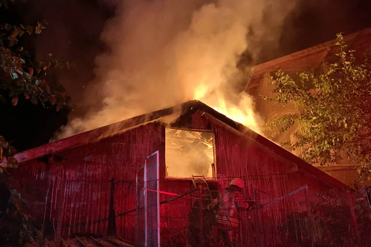 Beykoz İncirköy'de bir cam atölyesi gece 03.00 sularında çıkan yangın