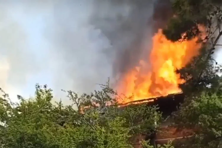 Beykoz Ortaçeşme'de bir binanın çatı katında çıkan yangın yan taraftaki