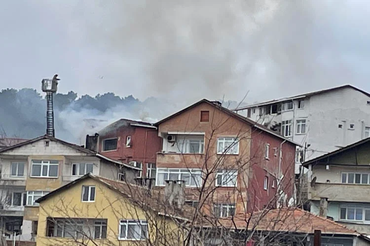 Beykoz Tokatköy'de bir binanın çatı katında çıkan yangın itfaiye ekiplerince