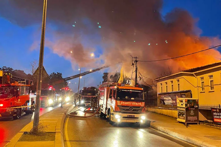 Beykoz Yenimahalle'deki bir gecekonduda çıkan yangın yanındaki 3 katlı binaya
