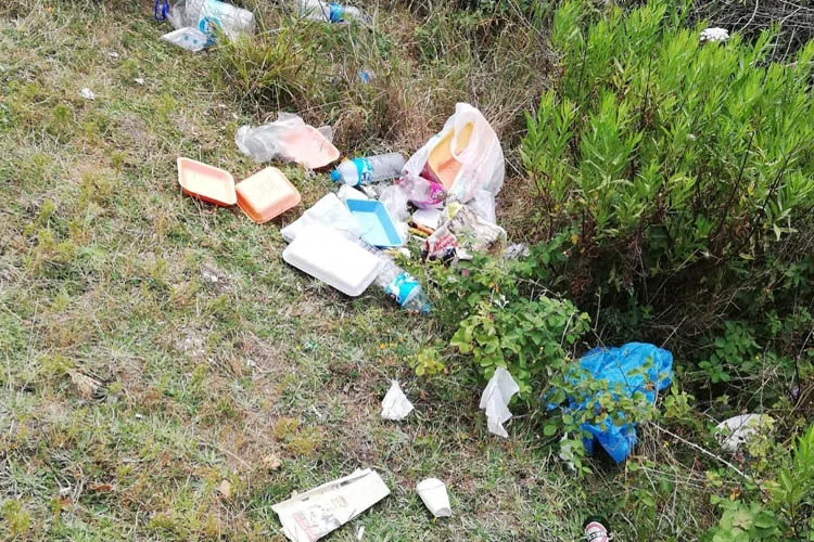 Hafta sonu kentin birçok yerinden vatandaşı ağırlayan Beykoz, yine çöp