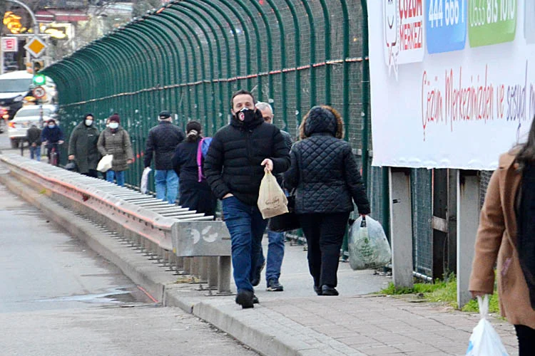 Sokağa çıkma kısıtlamasına saatler kala Beykoz'un ana yollarında trafik artarken