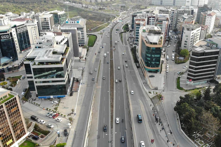 Beykoz'un transit geçiş noktalarından olan Kavacık Meydanı'nda yapılan trafik düzenlemesi