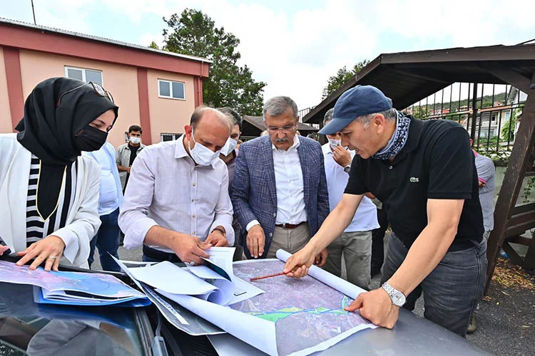 İstanbul Valisi Ali Yerlikaya, beraberindeki heyetle birlikte ilçedeli eğitim alanlarını