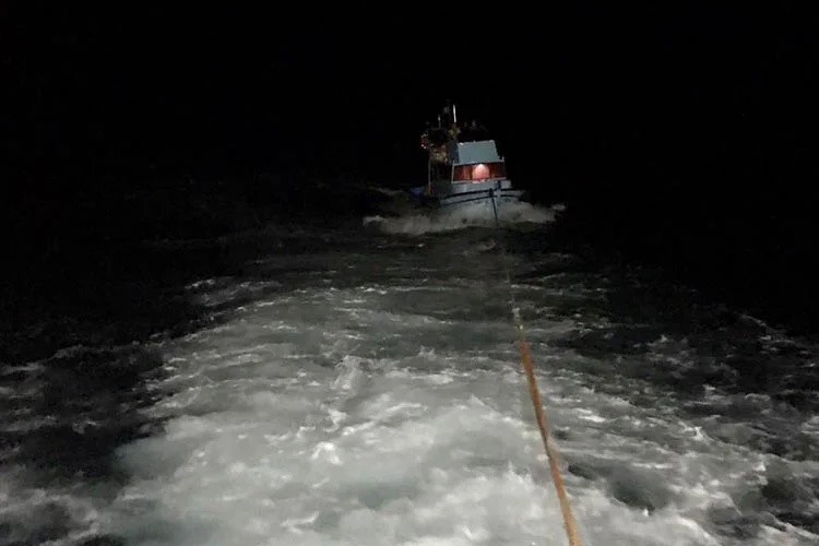 Kıyı Emniyetine bağlı ekipler dün gece saatlerinde Beykoz Riva açıklarında